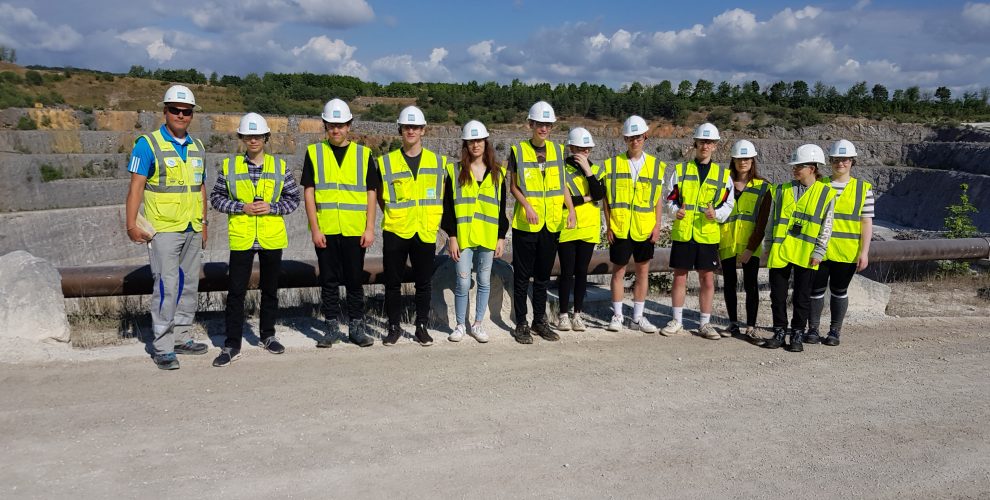 Umweltklasse des beruflichen Gymnasiums der WKS informierte sich bei der Firma „Schäfer Kalk“