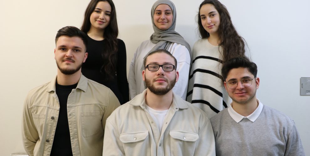 Feyza Aydin, Kübra Bayram, Selin Önad (hintere Reihe von links), Emirhan Süer, Serfiraz Boztogan und Cenk Karahan (vordere Reihe von links) sowie Lorin Boztogan (nicht auf dem Bild) sammelten an der Wilhelm-Knapp-Schule Weilburg Spenden für die Erdbebenopfer in der Türkei und in Syrien und überwiesen das Geld an die Hilfsorganisation "Ärzte ohne Grenzen". Foto: Andreas Böttig