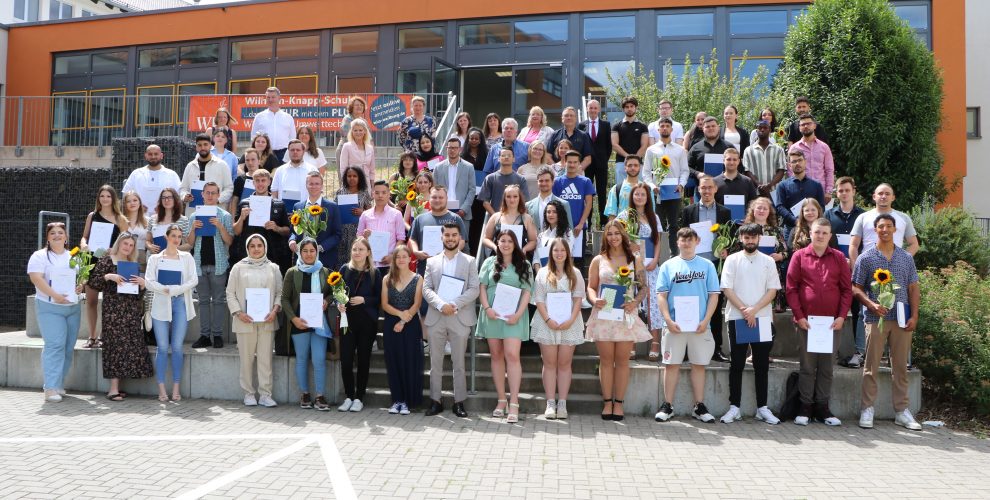 Kaufmännische Auszubildende gemeinsam von IHK und WKS verabschiedet