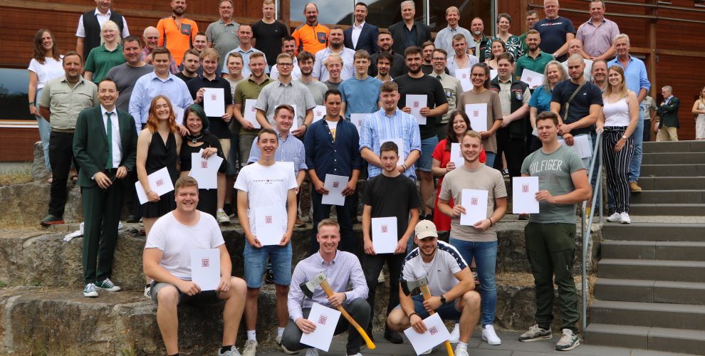 36 neue Forstwirte sorgen künftig für die Erhaltung des Waldes