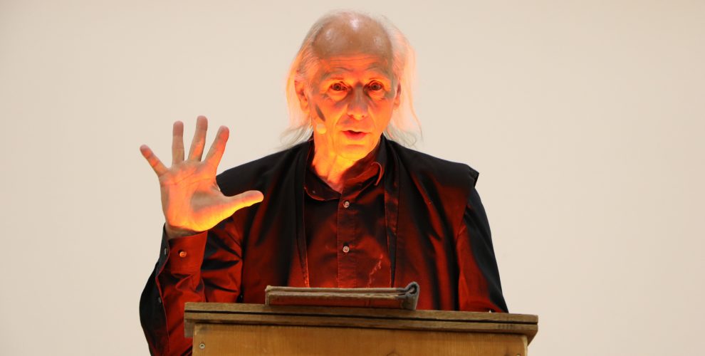 „Faust – Der Tragödie erster Teil“ als „Ein-Mann-Stück“ in der Wilhelm-Knapp-Schule aufgeführt