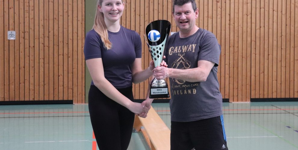 Neuer Volleyballpokal beim Schulturnier der WKS erstmals überreicht