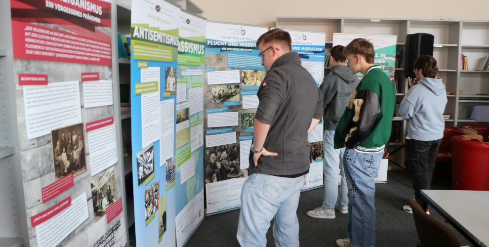 RECHTSaußen – MITTENdrin?