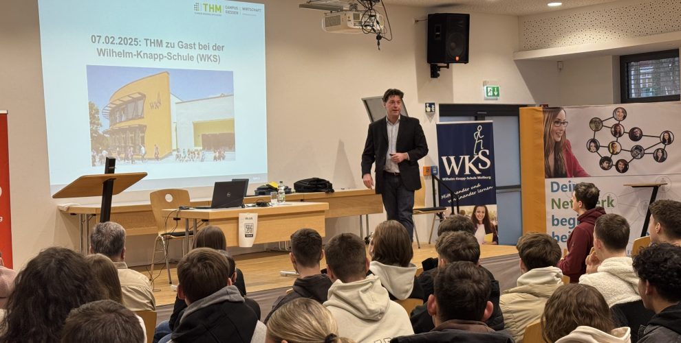 Prof. Dr. Nils Madeja gibt Einblick in die Welt der Wirtschaftsinformatik