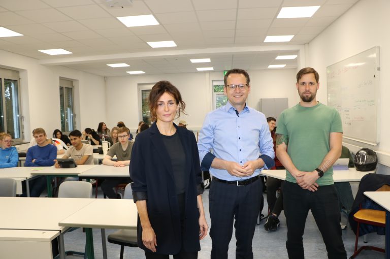 Tobias Eckert diskutiert mit Schülerinnen und Schülern der Wilhelm-Knapp-Schule