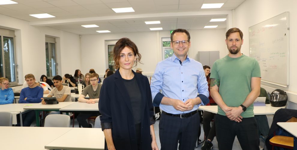 Tobias Eckert diskutiert mit Schülerinnen und Schülern der Wilhelm-Knapp-Schule